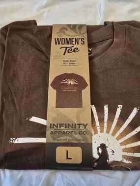 Brand New NFINITY Brown Short-Sleeve Graphic Tee with White Sunburst